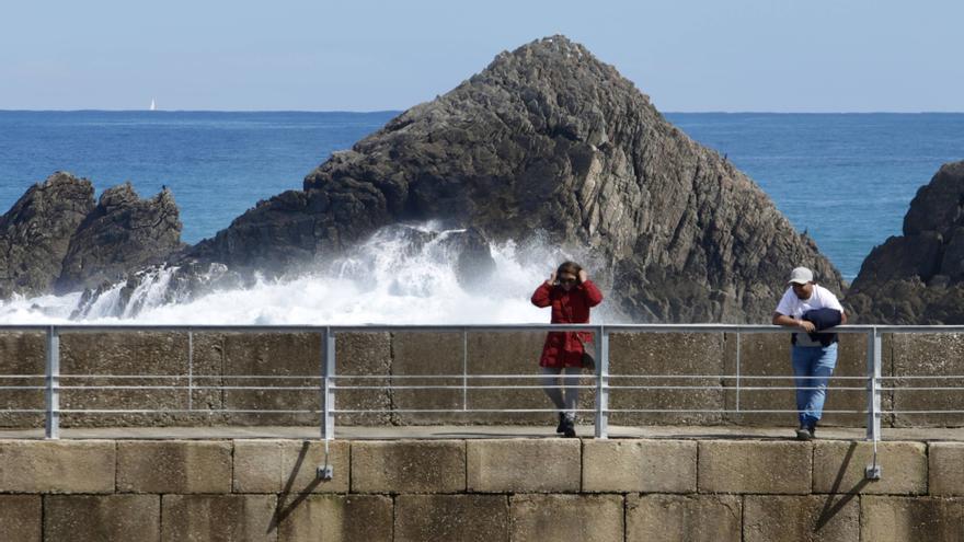 Días para tener &quot;mucho respeto&quot; a la mar: olas de 8 metros causaron la doble tragedia de San Esteban y Cudillero y los turistas vuelven a los espigones pese a las indicaciones