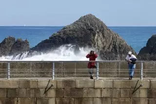 Días para tener "mucho respeto" a la mar: olas de 8 metros causaron la doble tragedia de San Esteban y Cudillero y los turistas vuelven a los espigones pese a las indicaciones