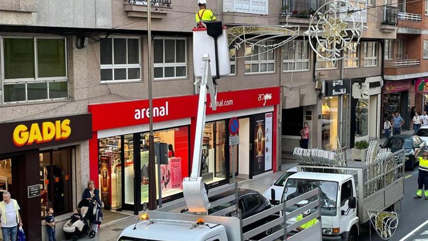 Una empresa coloca decoración navideña, ayer, en Lalín. | A.L.V.