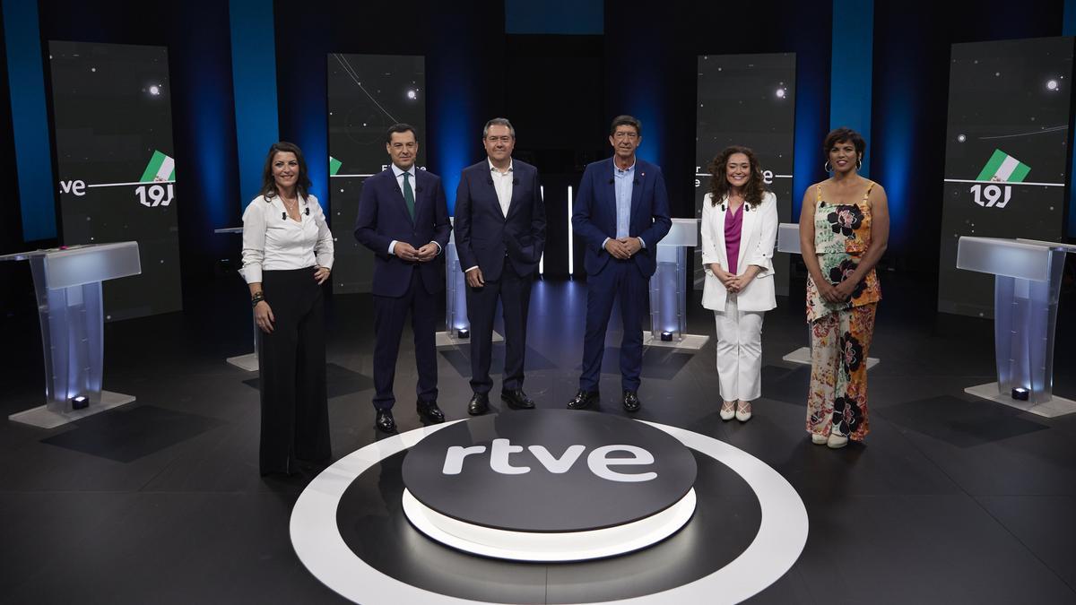 Foto de grupo de los seis candidatos en el debate electoral de RTVE de las elecciones andaluzas.