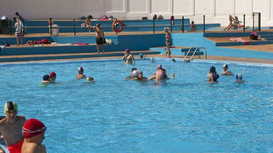 Bañistas en la piscina de Riaño, ayer, antes del cierre forzado de la instalación.