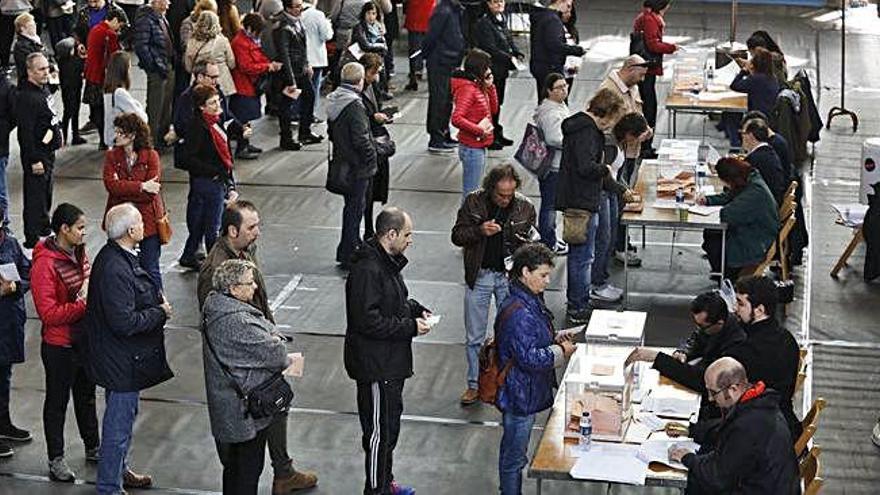 Veïns votant al pavelló de Santa Eugènia de Girona, en les generals del 10-N.