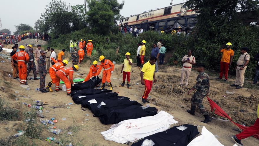 Al menos 261 muertos y 900 heridos por un choque de trenes en la India
