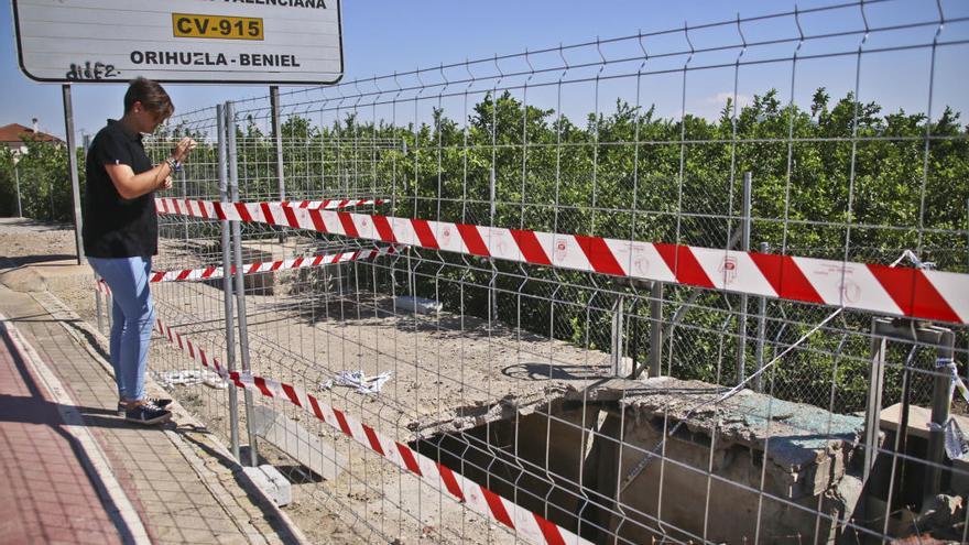 Enorme socavón que se ha abierto en uno de los tramos de la losa que cubre la acequia y por donde cayó un tractor