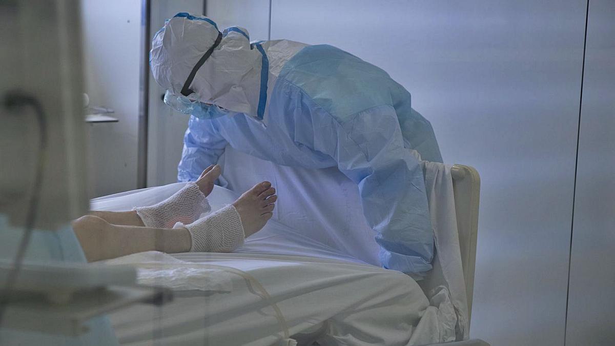 Personal sanitari atenent un pacient de l’UCI a l’Hospital Sant Joan de Déu de Manresa | ARXIU/MIREIA ARSO