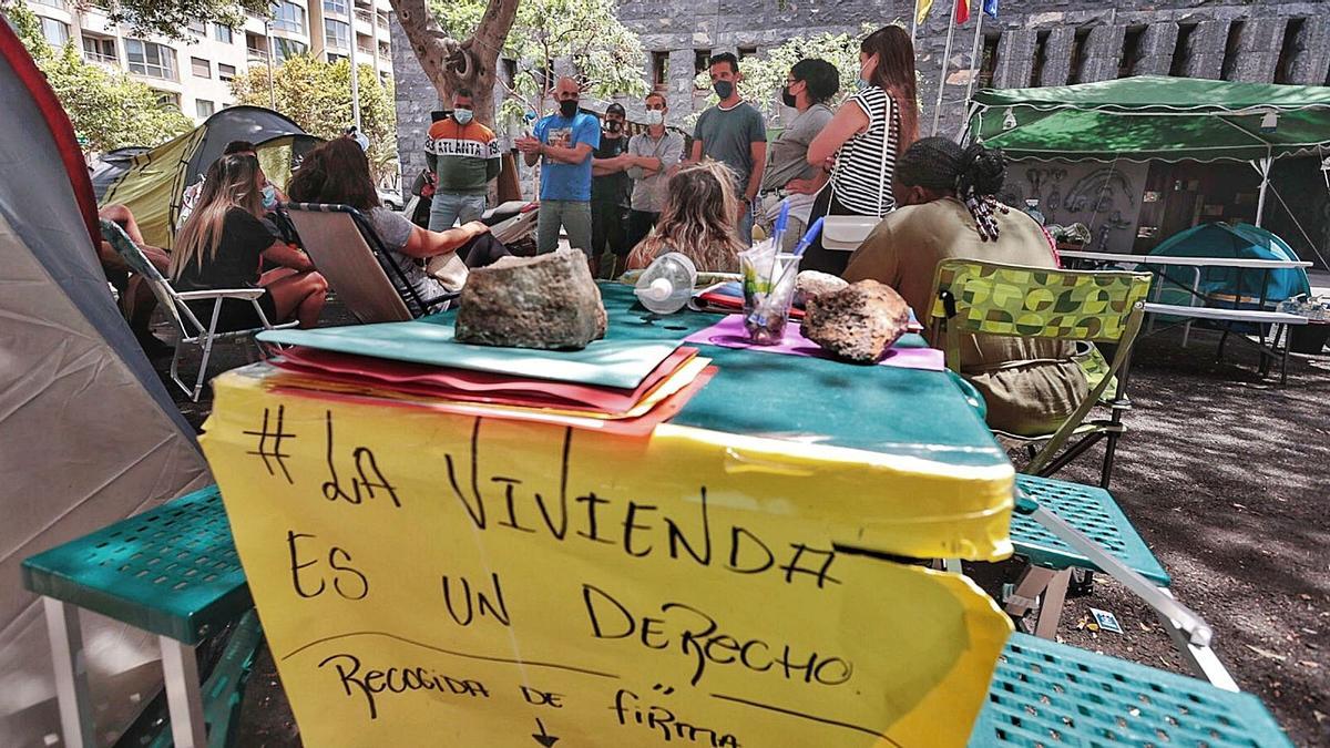 Los portavoces de la plataforma antidesahucios informan a los participantes en la acampada de la dignidad, frente a Presidencia del Gobierno canario. | | MARÍA PISACA