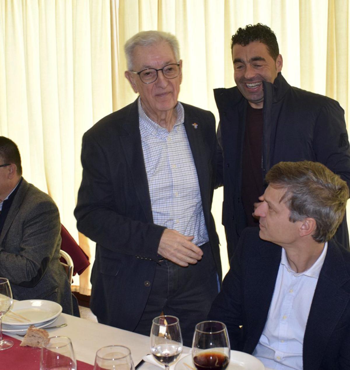 El alcalde saluda al presidente
de la Diputación.  |  FdV