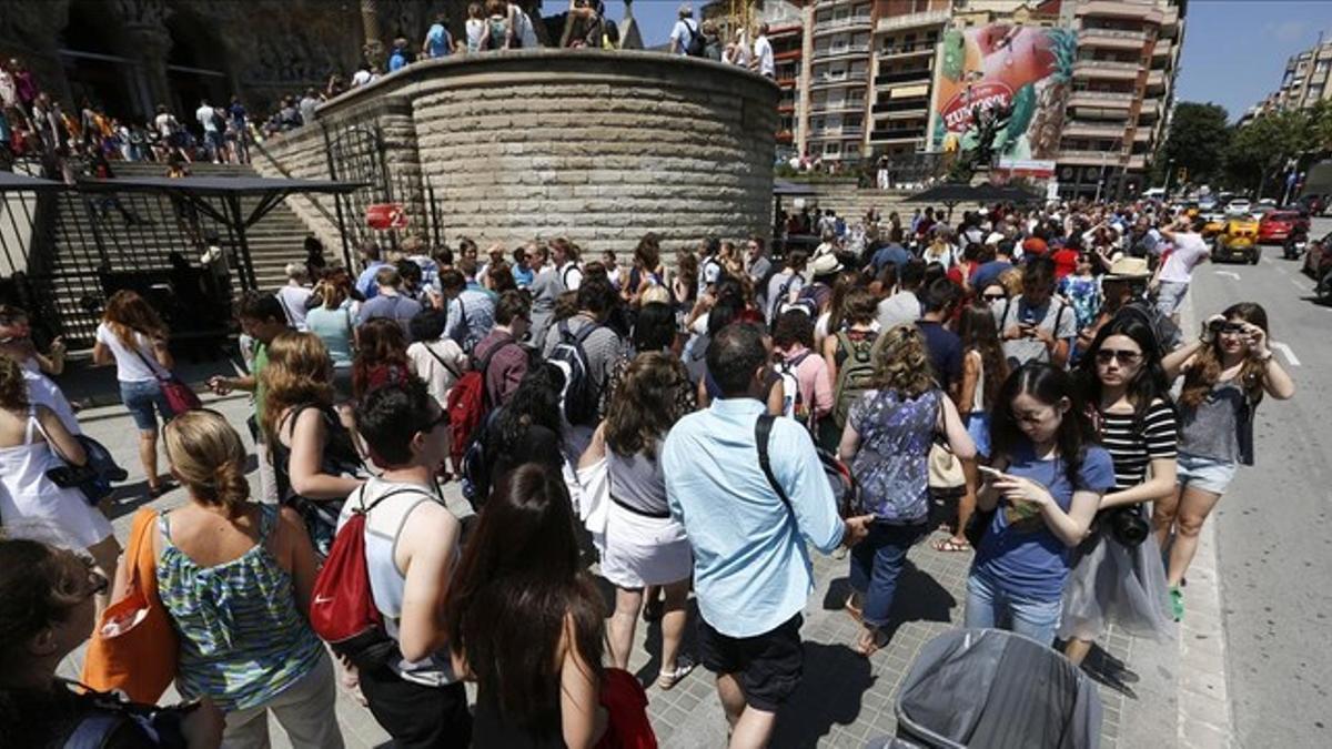 Colas de turistas ante la Sagrada Família.