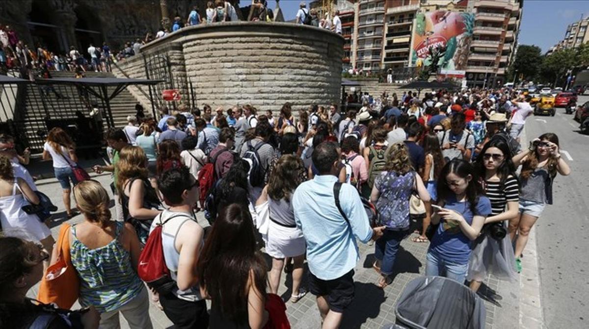 Cues de turistes davant la Sagrada Família.