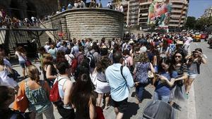 Cues de turistes davant la Sagrada Família.