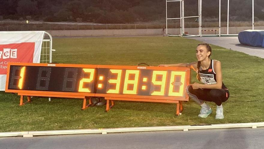 La mallorquina Daniela García posa en el marcador con su nuevo récord de España sub-23 de los 1.000 metros.