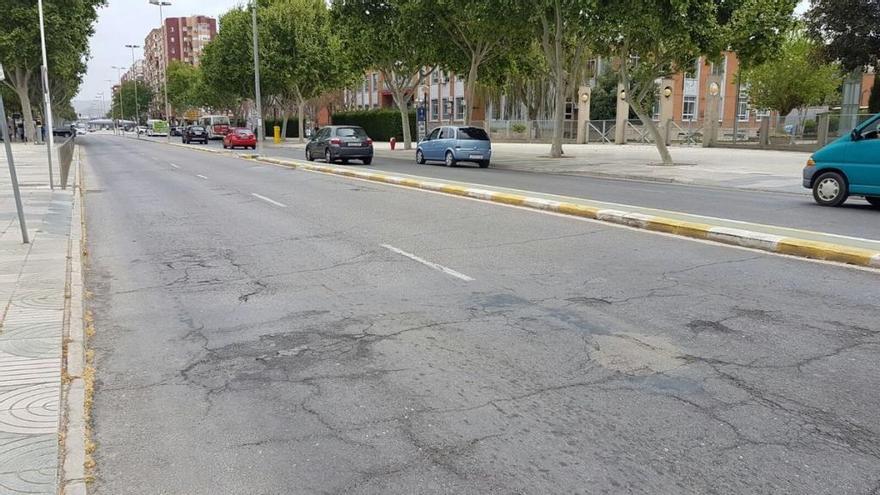 Estado del asfalto y la mediana del Paseo Alfonso XIII, pendiente de arreglar.