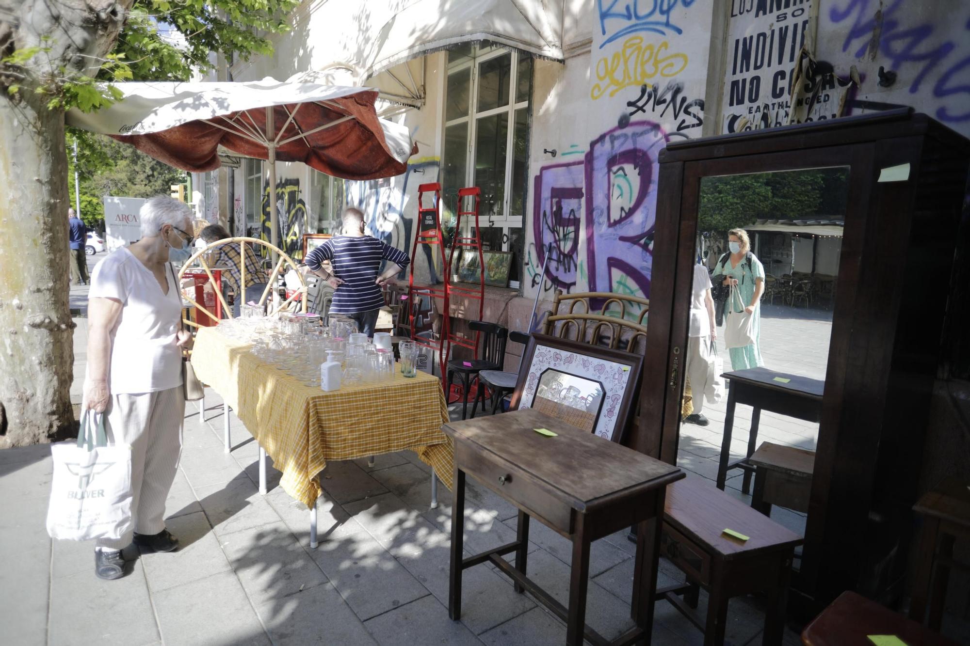 Iniciado el mercadillo de recuerdos del  Hostal Términus organizado por Arca