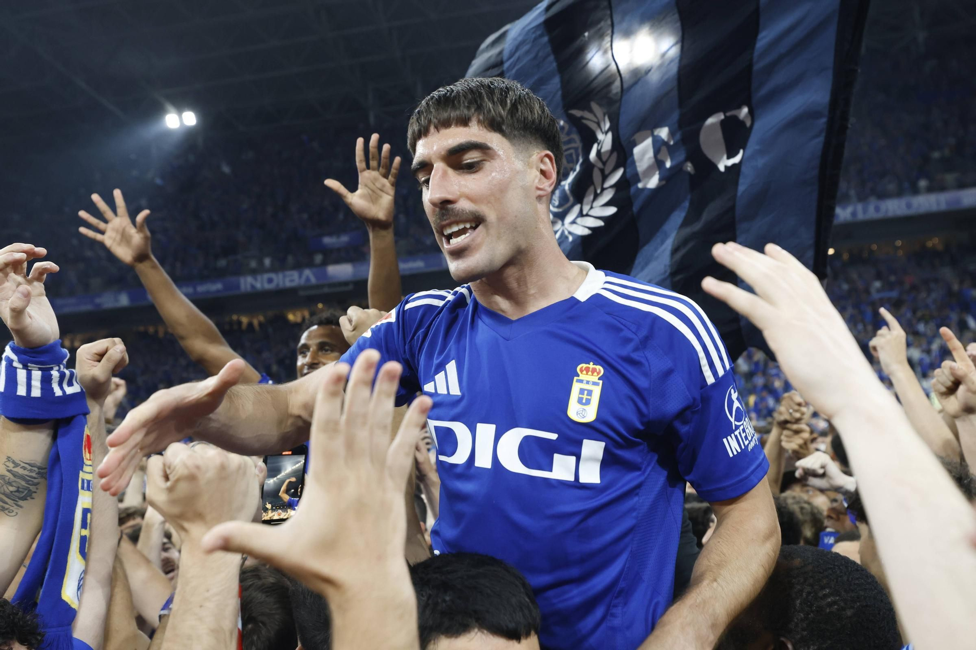 EN IMÁGENES: Así se vivió en el Carlos Tartiere la noche del ascenso del Oviedo a Primera División 24 años después