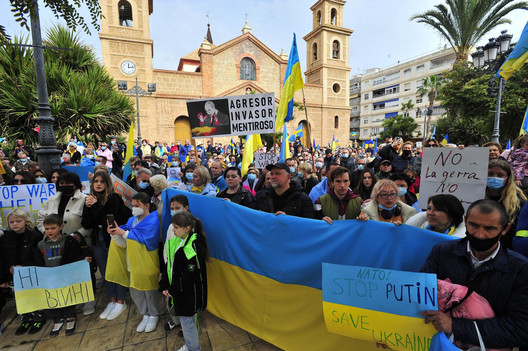 Un millar de personas se manifiesta en Torrevieja contra la invasión de Ucrania