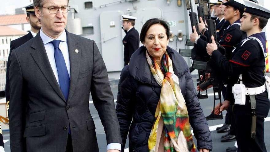 Alberto Núñez Feijóo y Margarita Robles, en la visita de la ministra de Defensa a Ferrol el pasado lunes.