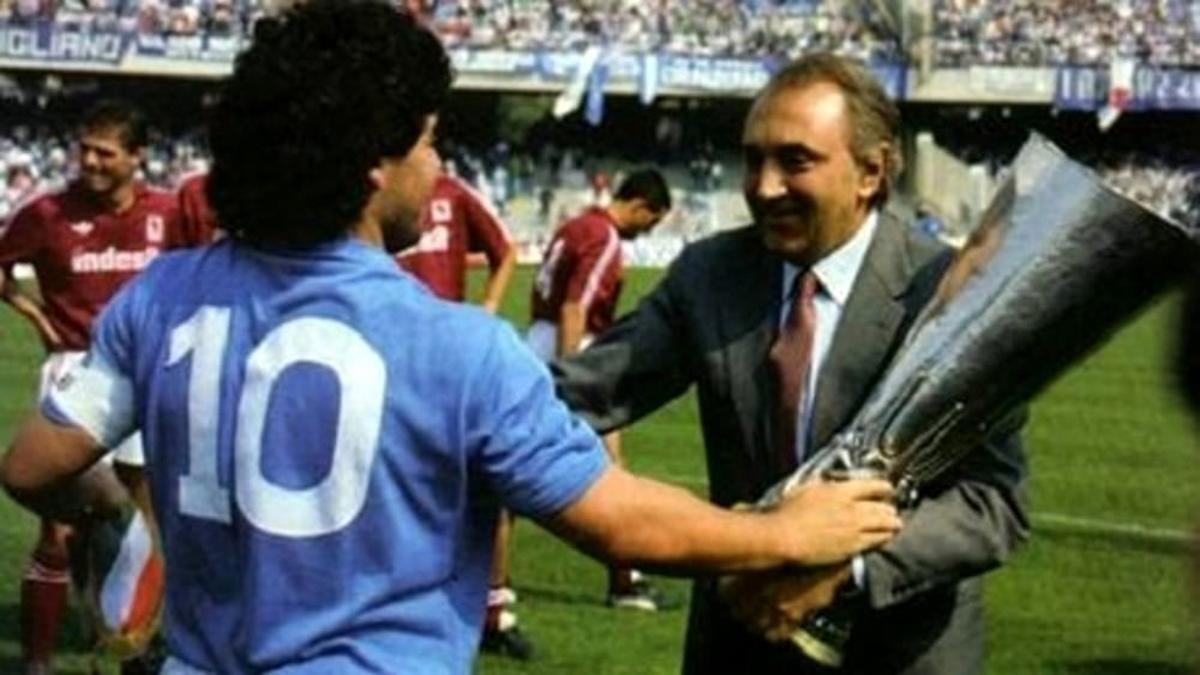 Corrado Ferlaino, junto a Maradona en una imagen de archivo