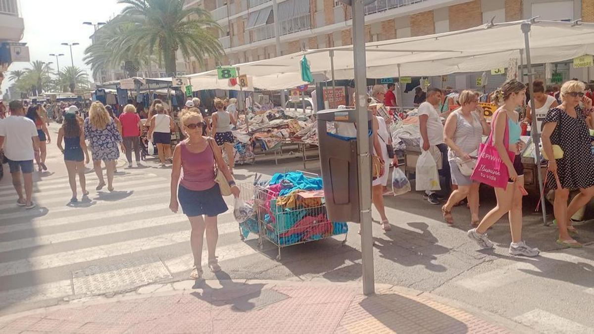 El mercadillo de Cullera resiste a las altas temperaturas.