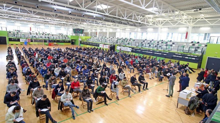 Loas aspirantes durante la prueba teórica celebrada en marzo