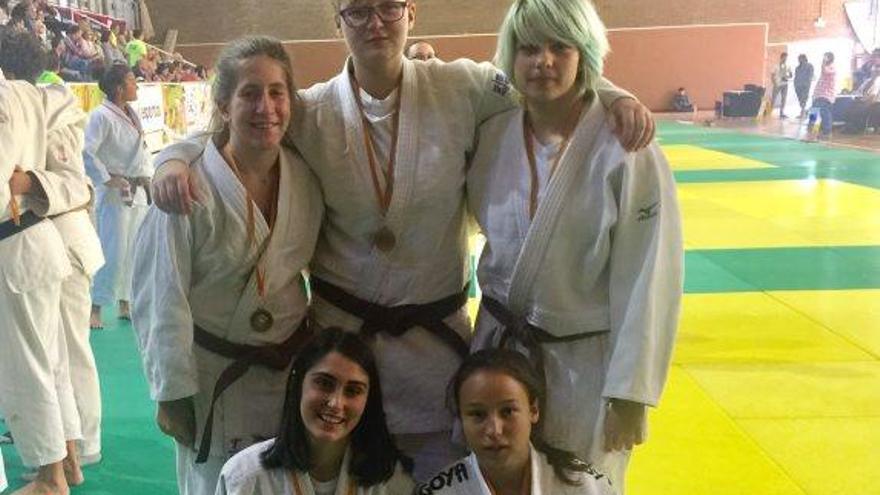 Equip femení cadet d&#039;Esport7 i Judo Moià, tercer classificat