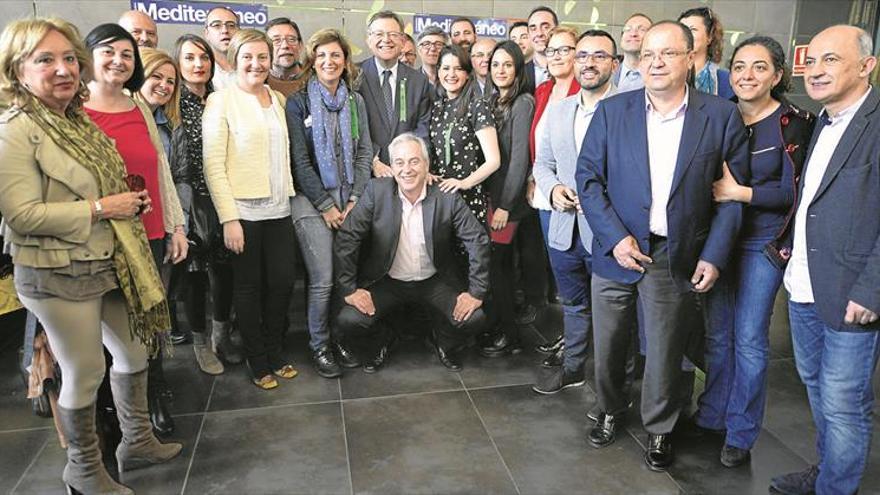 Ximo Puig, con    el gran equipo de socialistas de  toda la provincia