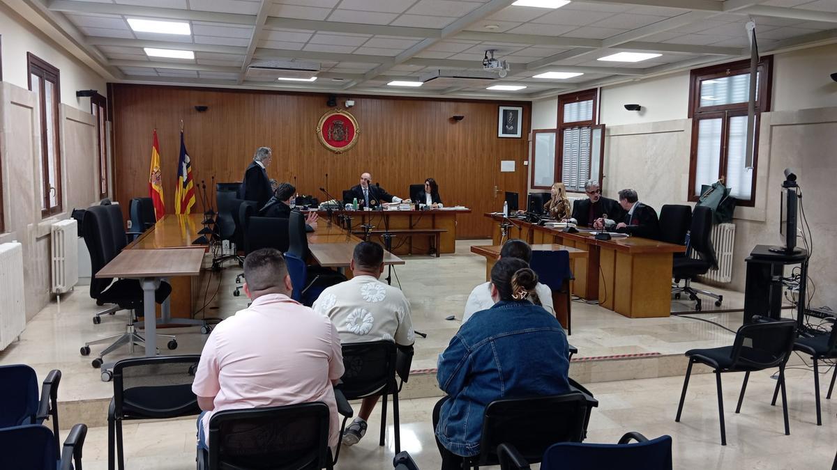 Los cuatro condenados, hoy durante el juicio en la Audiencia Provincial de Palma.