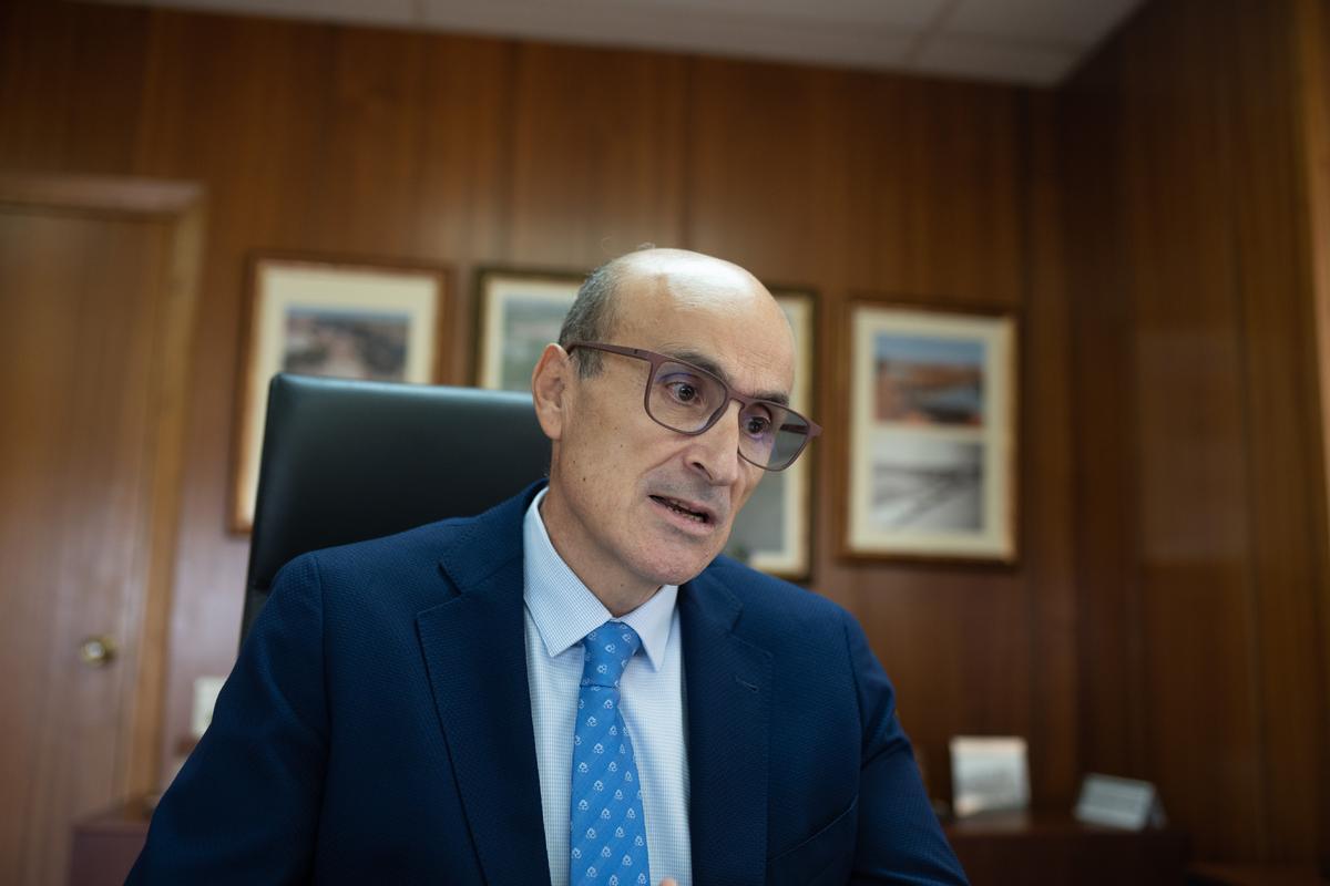 El director provincial de Educación, Fernando Prada, durante la entrevista.