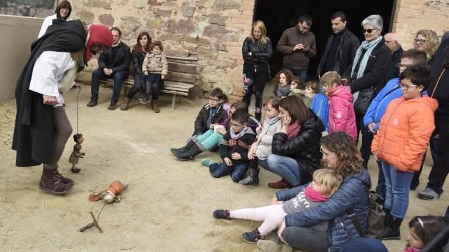 Demostracions d&#039;oficis i animació omplen avui i demà el Poble Vell