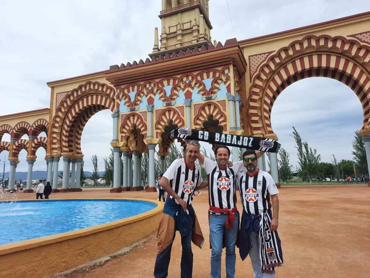 Aficionados del Badajoz, en el recinto ferial de Córdoba