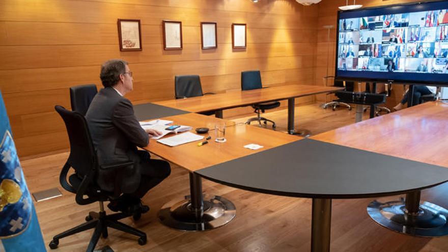 Feijóo, ayer, durante la vídeoconferencia del presidente del Gobierno con los mandatarios de las comunidades autónomas.