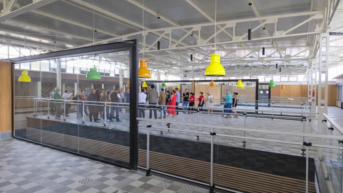 El alcalde, Juan Antonio Peña, junto a concejales de la corporación y puesteros del mercado, durante una visita a las obras el verano pasado.