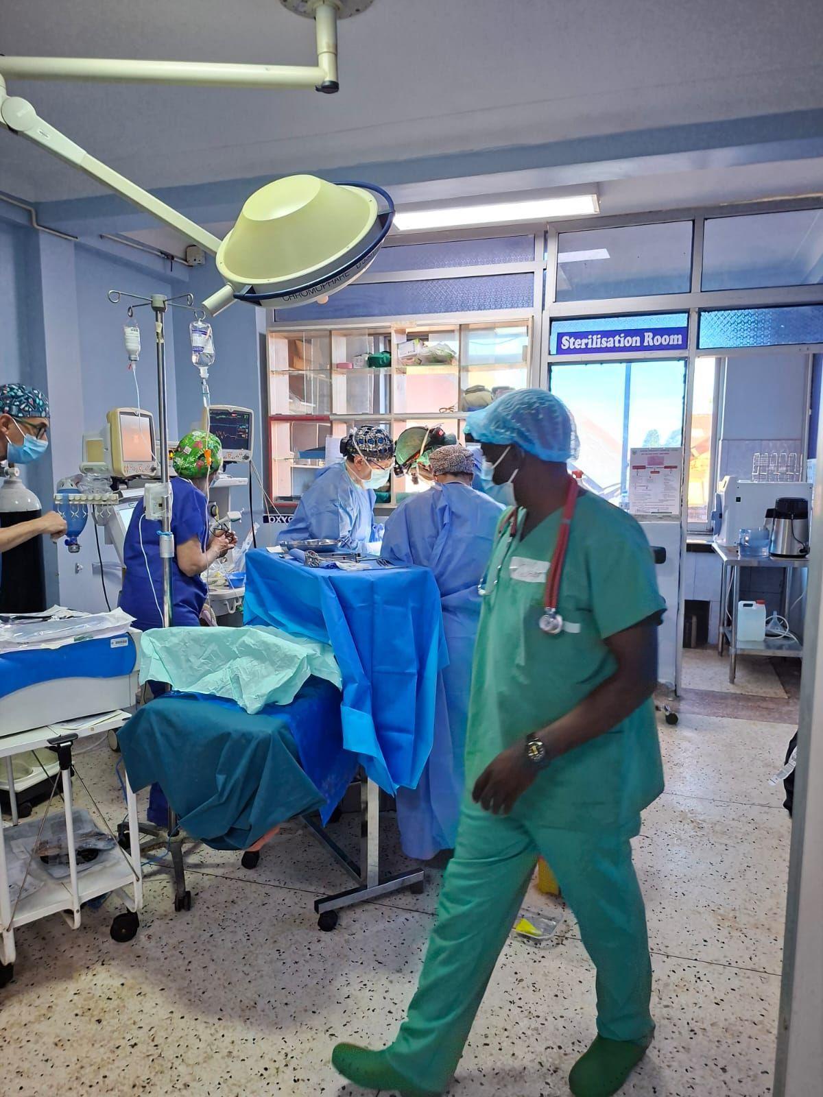Fotogalería | Las imágenes de la labor de dos cirujanos del hospital de Plasencia en Uganda Fotogalería | Las imágenes de la labor de dos cirujanos del hospital de Plasencia en Uganda