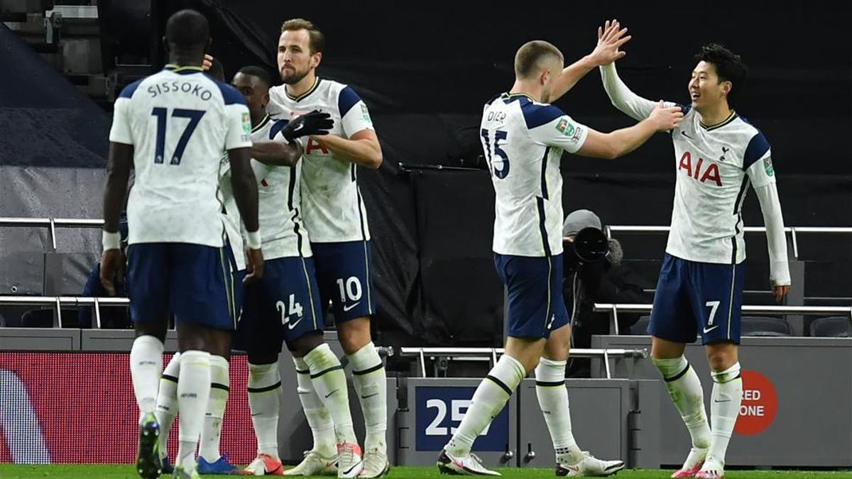 Los jugadores del Tottenham ante el Brentford