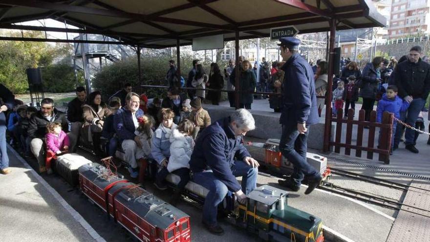 Familias enteras acudieron ayer al parque dos Carrileiros para disfrutar del tren en miniatura, con vagón para cartas a los Reyes. // J. Regal