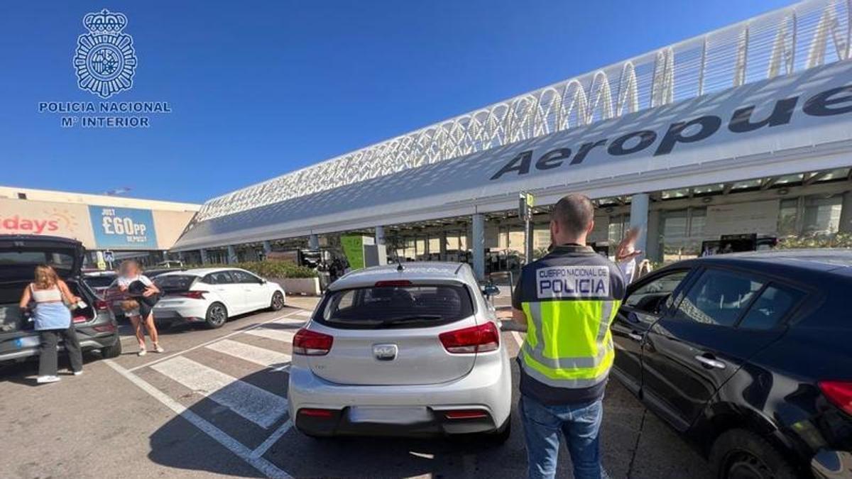 Un agente de la Policía Nacional, durante una vigilancia en el aeropuerto de Palma.