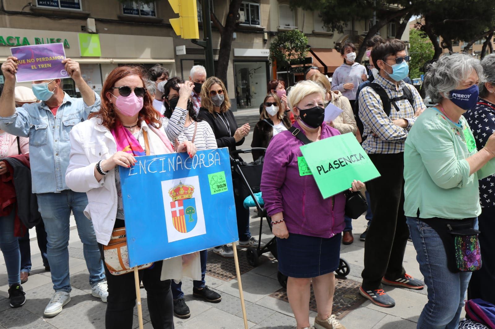 Más de 200 personas se manifiestan para pedir más paradas y frecuencias de tren