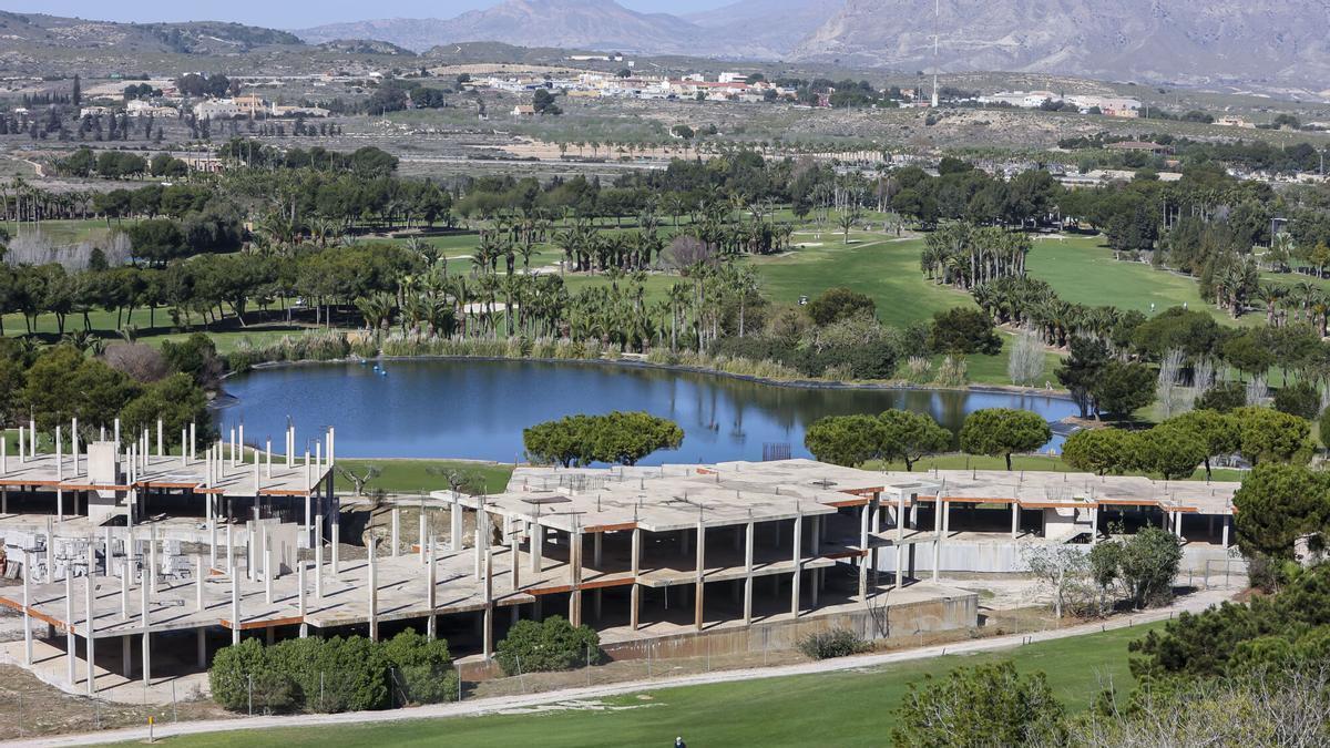 El megacomplejo "turístico-deportivo" de El Plantío de Alicante, en 2022 tras años paralizado.