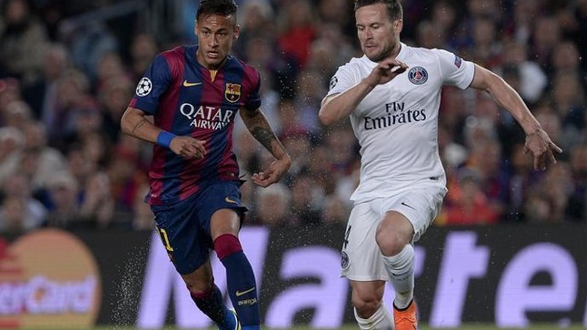 Cabaye pugna con Neymar durante un partido de Champions
