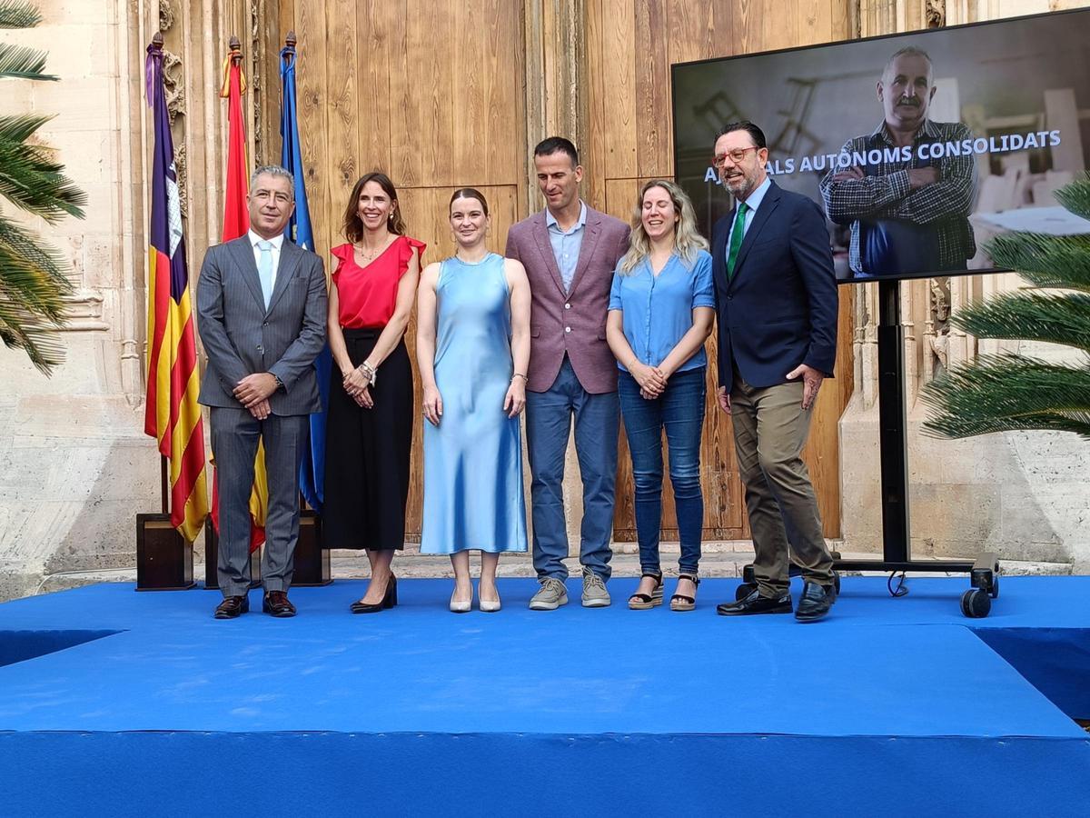 La presidenta del Govern, Marga Prohens, en rueda de prensa en el Consolat de Mar.