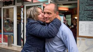 Teresa, la dona rescatada, es retroba amb un dels seus salvadors, el surfer Raúl.