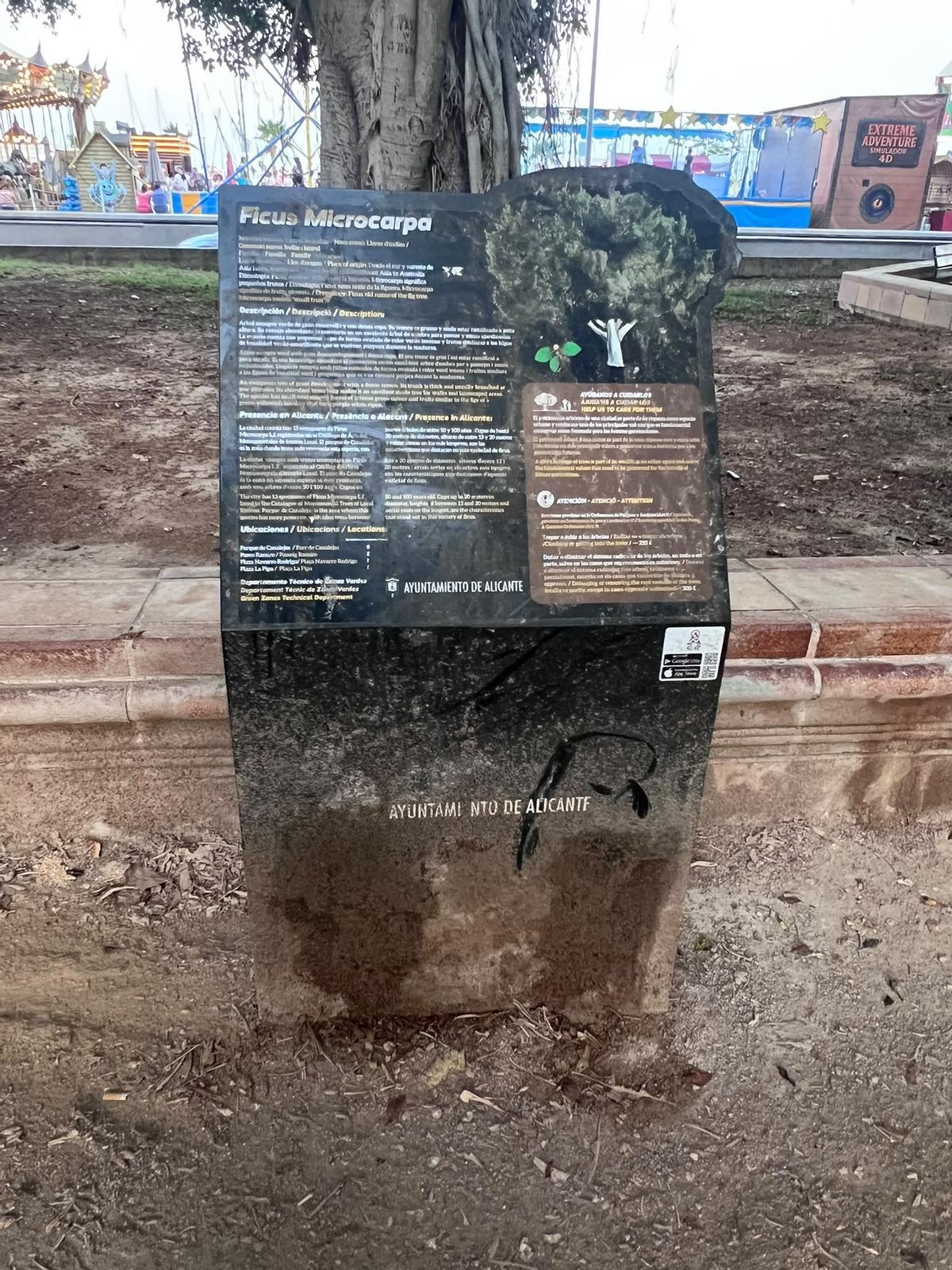 Cartel informativo deteriorado en el parque de Canalejas, junto a uno de sus ficus.