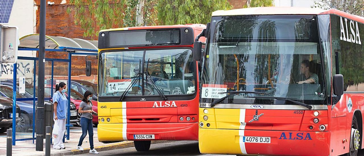 Autobuses en la parada de sa Graduada, en Vila. | VICENT MARÍ