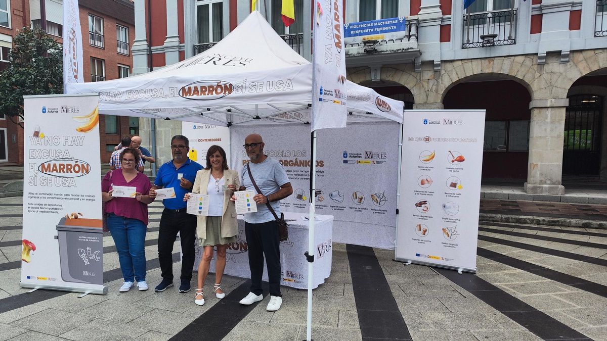 Por la izquierda, los ediles Beatriz Flórez (Comercio), Luis Ángel Vázquez Maseda (Obras), Nuria Ordóñez (Medio Ambiente) y César Menéndez (Festejos), ante la carpa en la que se desarrollará la campaña. | A. Velasco