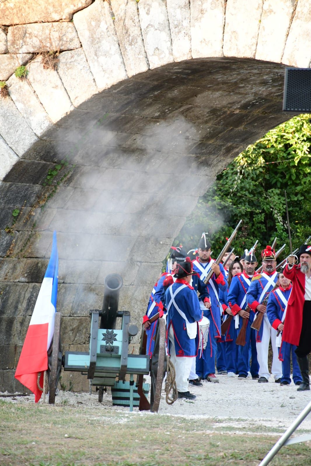 Os franceses viñeron acompañados dun cañón.