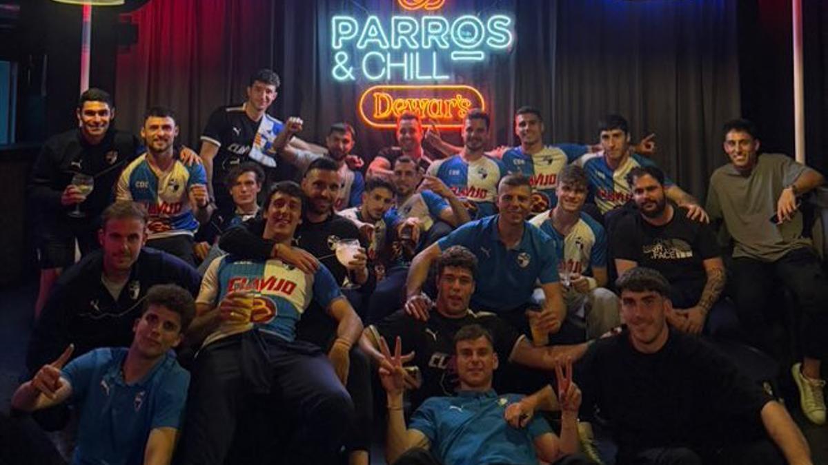 La plantilla y el cuerpo técnico del CD Ebro celebran el ascenso