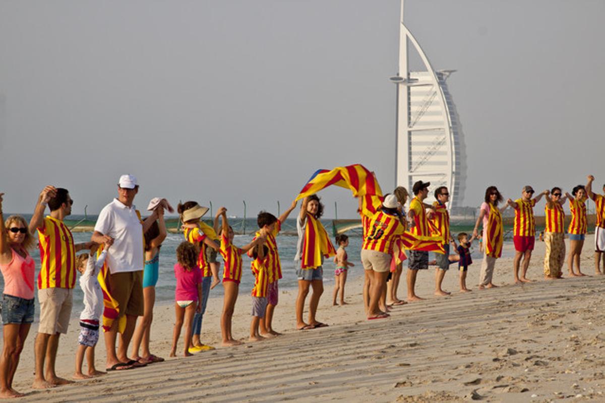 S’han concentrat 100 persones a la platja de la ciutat per recolzar la Via Catalana.