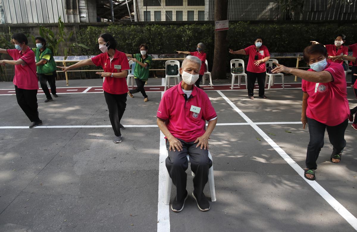 Dol Pianngam, de 83 años, hace un alto para descansar durante la clase de Tai Chi en la escuela para seniors Din Daeng en Bangkok