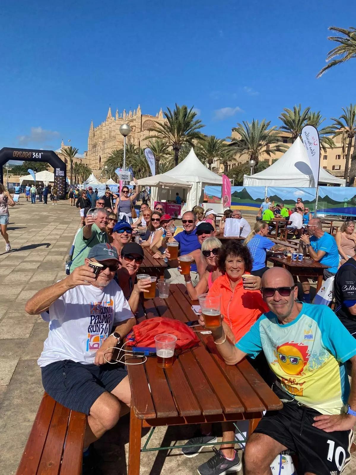 Martin Richard Bush (delante, a la derecha) disfruta del ambiente.