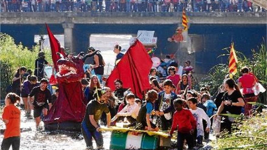 La quarta baixada d&#039;andròmines pel riu Onyar, organitzada pels agrupaments escoltes de Girona, es va portar a terme ahir al matí des del Pont de Pedra fins al Cul de la Lleona.