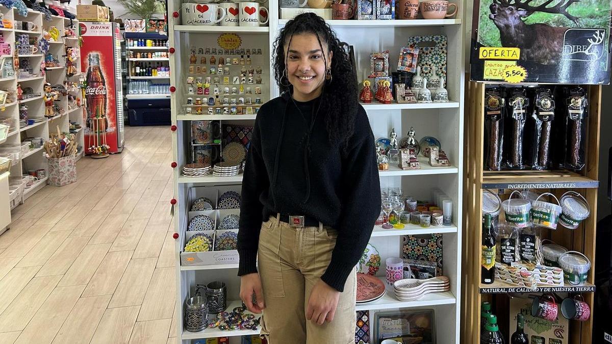 Thibisay Hernández, dependienta de La casa del pimentón en Cáceres.